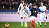 Pháp - Uruguay 1-0: Giroud lập công trên chấm 11m