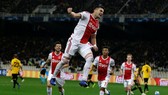AEK Athens - Ajax 0-2: Dusan Tadic ghi bàn, CĐV Hà Lan bị ném bom xăng