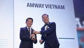 Ông Huỳnh Thiên Triều, Giám đốc Điều hành Amway Việt Nam nhận giải thưởng Nơi làm việc tốt nhất Châu Á 2019 do HR Asia, tạp chí nhân sự hàng đầu Châu Á trao tặng.