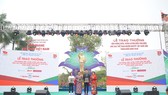 Đại diện Herbalife Việt Nam – Ông Nguyễn Thành Đạt – Giám Đốc Truyền Thông nhận kỷ niệm chương từ Tổng cục Thể dục Thể thao, ghi nhận sự đồng hành của doanh nghiệp trong chương trình “Vinh Quang Thể Thao Việt Nam”