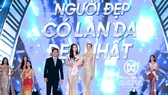 Ông Huỳnh Thiên Triều – Tổng Giám đốc Amway Việt Nam trao giải Người đẹp có làn da đẹp nhất cho Á Hậu 2 Miss World Việt Nam 2022 Nguyễn Phương Nhi.