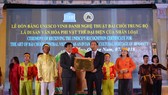 Chủ tịch UBND tỉnh Quảng Nam Đình Văn Thu (phải) trao bằng công nhận cho đại diện sở VH,TT&DL Quảng Nam