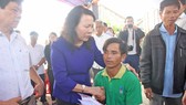 Thứ trưởng Bộ GD-ĐT Nguyễn Thị Nghĩa thăm hỏi gia đình học sinh chết đuối thương tâm