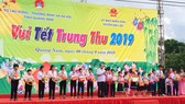 Thủ tướng Nguyễn Xuân Phúc trao quà cho 300 trẻ có hoàn cảnh đặc biệt khó khăn tại Quảng Nam