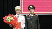 Trung tướng Nguyễn Văn Sơn trao quyết định bổ nhiệm Đại tá Nguyễn Đức Dũng giữ chức vụ Giám đốc Công an tỉnh Quảng Nam