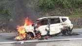 Ô tô bốc cháy khi đang lưu thông, 2 người tử vong