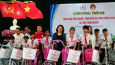 Phó Chủ tịch nước Đặng Thị Ngọc Thịnh thăm, tặng quà cho các em học sinh, hộ nghèo huyện Đại Lộc, Quảng Nam