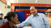Thủ tướng Nguyễn Xuân Phúc thăm và tặng quà đồng bào Quảng Nam, Quảng Ngãi thiệt hại do bão số 9