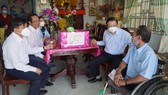 Trưởng Ban Nội chính Trung ương Phan Đình Trạc thăm, tặng quà tết tại Long An