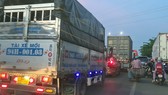 Các phương tiện giao thông nhích từng chút trên Quốc lộ 1 qua Tiền Giang