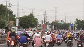 Giao thông tê liệt tại nhiều điểm trên tuyến đường về miền Tây