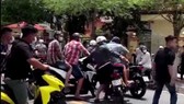 Hiện trường vụ nổ súng trước TAND tỉnh Tiền Giang. Ảnh cắt từ clip