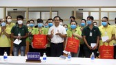 Bí thư Tỉnh ủy Long An thăm, tặng quà công nhân