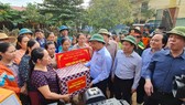 Thủ tướng tặng quà trường mầm non xã Hiền Ninh, nơi vừa trải qua trận lũ lớn