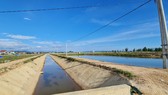 Hệ thống nâng cấp nuôi trồng thủy sản Nam, Bắc sông Gianh tại huyện Bố Trạch được đầu tư kênh mương, điện lưới bài bản. Ảnh: MINH PHONG