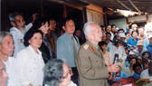 Đại tướng Võ Nguyên Giáp trong một lần về thăm quê nhà tại huyện Lệ Thủy lúc sinh thời. Ảnh Tư Liệu