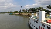 Tháo dỡ biển báo tại bãi cát gần phà Đình Khao