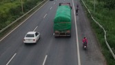 Hà Nội: Xe máy bất chấp nguy hiểm đi vào cao tốc 