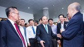 Thủ tướng Nguyễn Xuân Phúc trao đổi với các nhà đầu tư. Ảnh: CAO PHONG