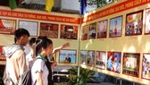 Các em học sinh TP Cần Thơ tham quan triển lãm về bút tích và hình ảnh Chủ tịch Hồ Chí Minh. Ảnh: HÀM LUÔNG