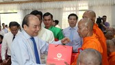 Thủ tướng Nguyễn Xuân Phúc tặng quà chúc mừng Tết Chôl Chnăm Thmây cho các chư tăng. Ảnh: TUẤN QUANG