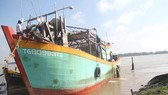 Tàu cá TG 90983TS đang neo đậu tại Vàm Láng, Gò Công
