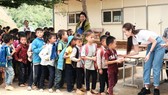 Hoa hậu Khánh Vân cùng ngôi nhà OBV trao hơn 500 phần quà cho học sinh tại Đắk Nông