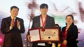 Ông Đặng Hoàng Tuấn - nhà sáng lập của Touch Music Center, đại diện 80 nghệ sĩ trống jazz nhận xác lập kỷ lục