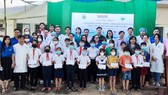 Khám bệnh, phát thuốc, trao tặng quà cho người dân, học sinh khó khăn vùng biên giới Bình Phước