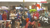 Người hâm mộ tại TPHCM đội mưa xem Olympic Việt Nam đá với Olympic Hàn Quốc