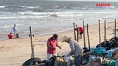Sóng lớn gây sạt lở bờ biển nghiêm trọng, nhiều tài sản bị cuốn trôi ở Bình Thuận