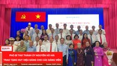 Phó Bí thư Thành ủy Nguyễn Hồ Hải trao tặng Huy hiệu Đảng cho các đảng viên