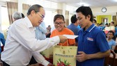 Bí thư Thành ủy TPHCM Nguyễn Thiện Nhân thăm, tặng quà tết ở Trà Vinh 