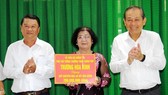 Phó Thủ tướng Trương Hòa Bình trao 200 triệu đồng tặng Quỹ Khuyến học quê hương Bác Tôn