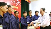 Chủ tịch Trần Thanh Mẫn tặng quà Tết cho công nhân lao động và người nghèo ở An Giang