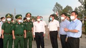 Phó Thủ tướng Thường trực Trương Hòa Bình, cùng đoàn công tác của Chính phủ, kiểm tra phòng, chống Covid-19 ở huyện biên giới Tân Hồng, tỉnh Đồng Tháp