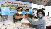 Công an tỉnh An Giang tặng 110 tấn gạo cho người nghèo khó