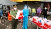 Công an tỉnh An Giang hỗ trợ 1.500 phần quà cho khu vực cách ly, phong tỏa