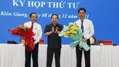 Ông Lê Quốc Anh (bìa phải) vừa được bầu giữ chức Phó Chủ tịch UBND tỉnh Kiên Giang, nhiệm kỳ 2021-2026