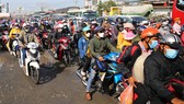 Người dân ĐBSCL trở lại TPHCM sau tết: Ùn ứ xe một số nơi trên Quốc lộ 1A