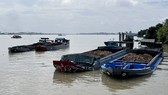 Phát hiện 7 sà lan và ghe sắt vận chuyển đất trái phép số lượng lớn