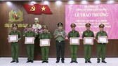 Lãnh đạo Công an tỉnh Kiên Giang trao bằng khen cho các tập thể và cá nhân 