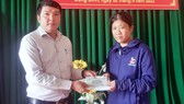 Trao 17,2 triệu đồng cho bệnh nhân Nguyễn Thị Lụa ở Cần Thơ