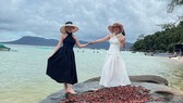 Cộng đồng mạng lên án nhóm du khách bắt sao biển phơi trên đá để chụp ảnh ở Phú Quốc