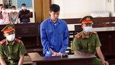 Bị cáo Võ Văn Giàu cúi mặt nghe tòa tuyên án. Ảnh: TIẾN TẦM