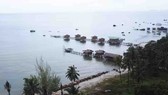 Hàng loạt công trình xâm phạm Khu bảo tồn biển Phú Quốc tại xã Hàm Ninh. Ảnh: QUỐC BÌNH