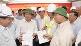 Thủ tướng Nguyễn Xuân Phúc trao quyết định phê duyệt phân bổ 2.186 tỷ đồng vốn ngân sách cho dự án cao tốc Trung Lương - Mỹ Thuận cho các đại diện. Ảnh: VGP