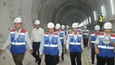 Phó Thủ tướng Phạm Bình Minh và Chủ tịch UBND TPHCM Nguyễn Thành Phong thị sát tuyến đi ngầm metro Bến Thành - Suối Tiên. Ảnh: CAO THĂNG