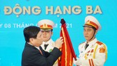 Thừa ủy quyền Chủ tịch nước, đồng chí Nguyễn Thành Phong trao Huân chương Lao động hạng Ba cho Sở Giao thông Vận tải TPHCM
