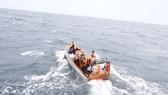 Vượt sóng dữ thăm cán bộ, chiến sĩ và nhân dân đảo Hòn Chuối